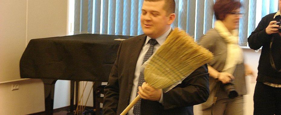 1,5 miliona i miotła dla prezydenta. A chodzi o sprzątanie po...
